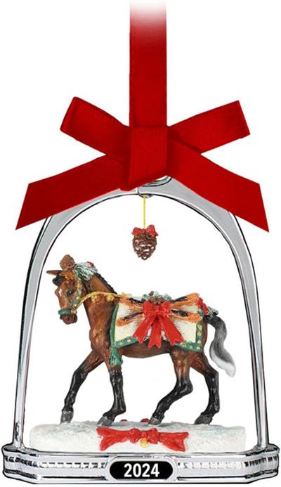 Add the snowy magic of our 2024 Holiday Horse to your Christmas tree in miniature! Housed in a silver-toned stirrup, a finely-detailed miniature of Après Ski strides through the glittering snow.