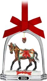 Add the snowy magic of our 2024 Holiday Horse to your Christmas tree in miniature! Housed in a silver-toned stirrup, a finely-detailed miniature of Après Ski strides through the glittering snow.